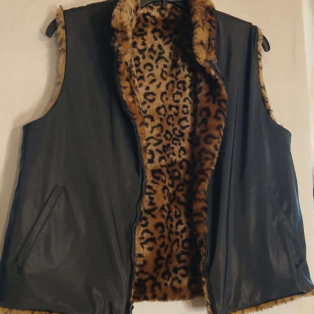 Sherpa Fur Leopard Print/Black Vinyl Reverseable Funnel Neck Vest Sz L